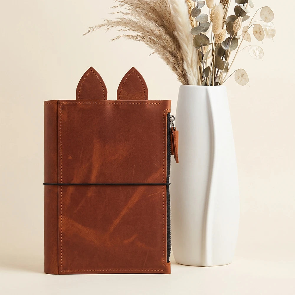 Leather writing cover with reinforced eyelets and a dedicated loop for your pen.