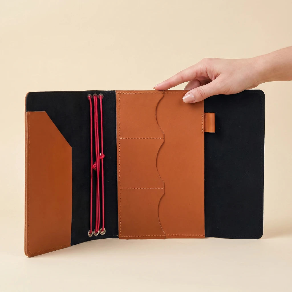 Elegant notebook cover in leather with elastic fastening and interior pocket storage