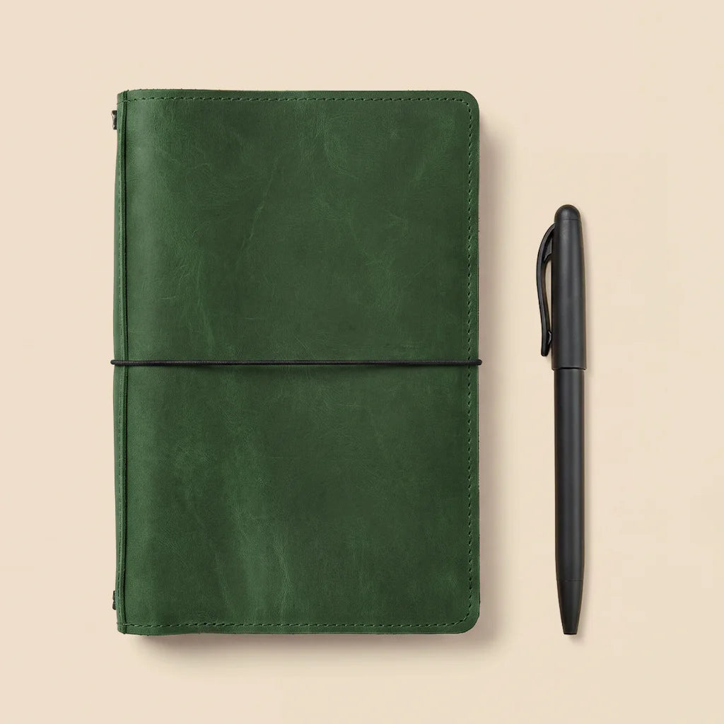 Premium notebook cover offering refillable elastic organization and spacious interior leather pockets.