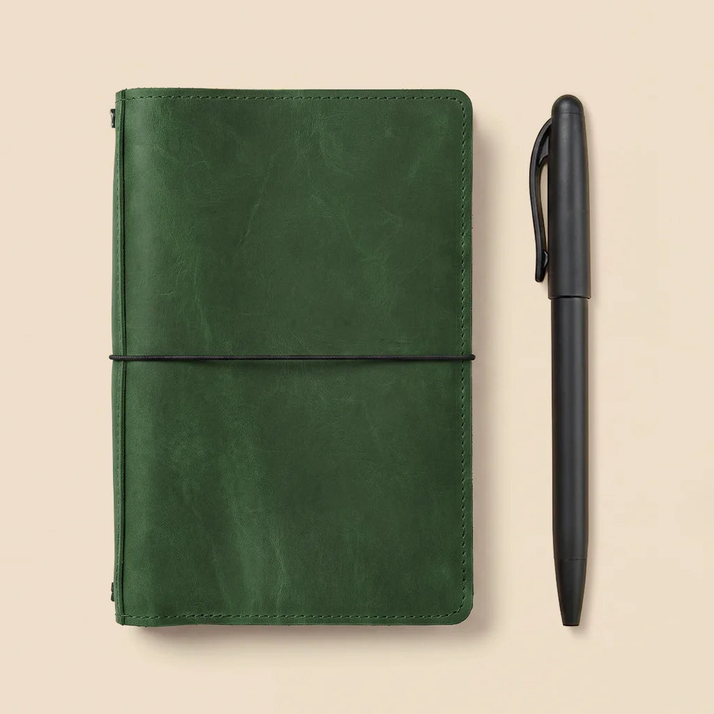 Genuine leather notebook cover featuring refillable elastic system and organized inside storage pockets.