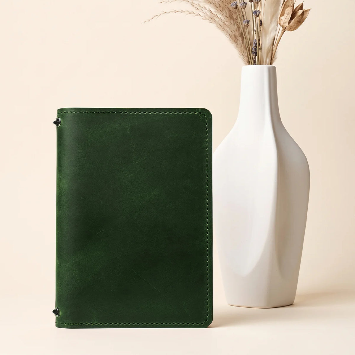 Natural leather notebook cover featuring two elastic closures and convenient inner pockets