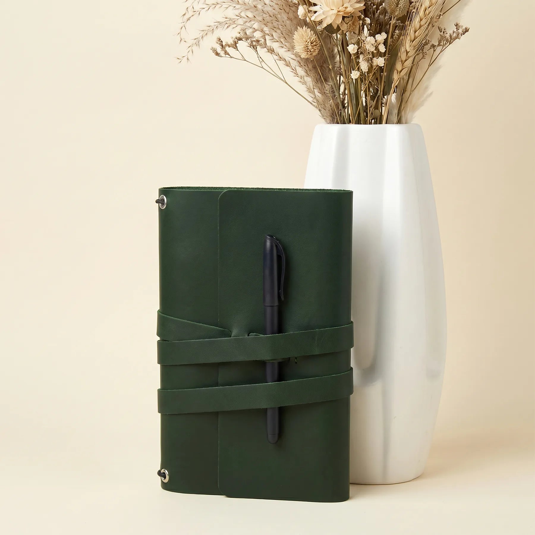 Refillable leather notebook cover featuring practical pen holders and classic handcrafted appearance.