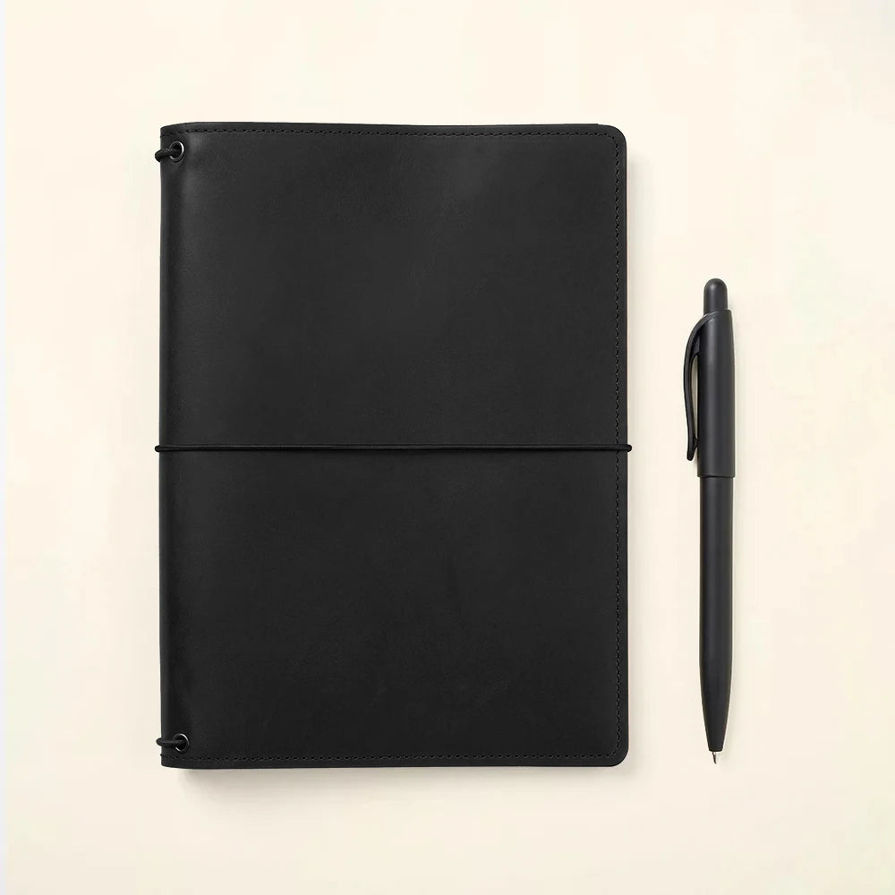 Leather notebook organizer combining refillable notebook system and practical pocket layout.