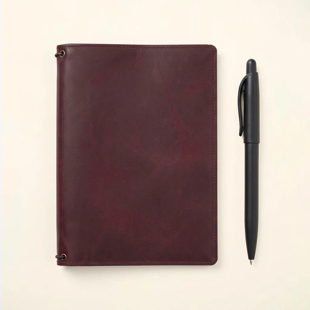Elegant journal holder with durable elastics and spacious interior pockets.