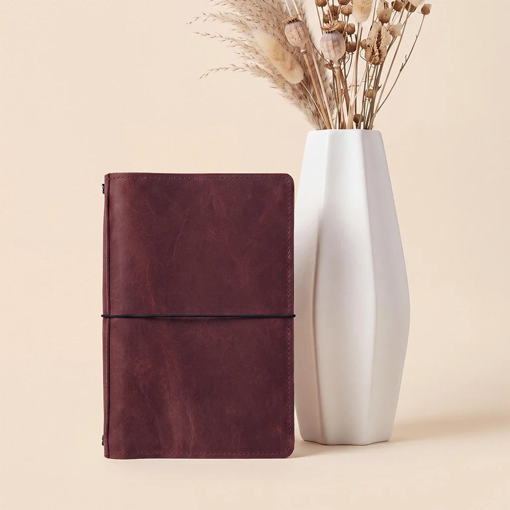 Elegant leather notebook cover featuring interior card pockets and strong elastic notebook bands.