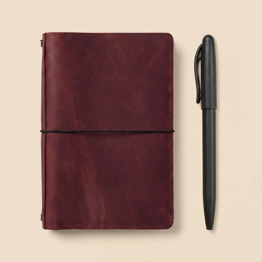 Leather notebook organizer crafted with refillable elastic bands and spacious internal compartments.