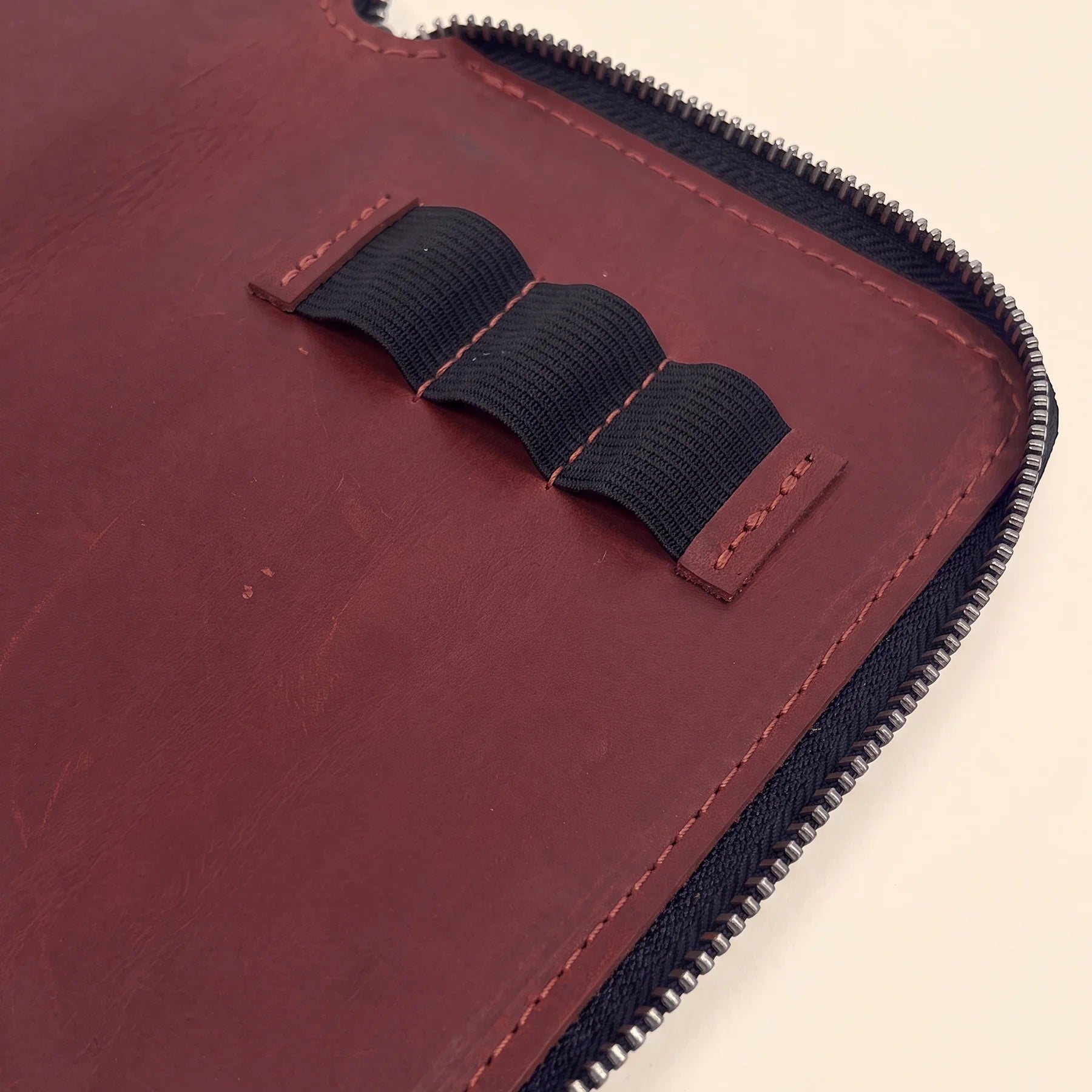 Durable leather zipper case for fountain pens, pencils, and stationery essentials.