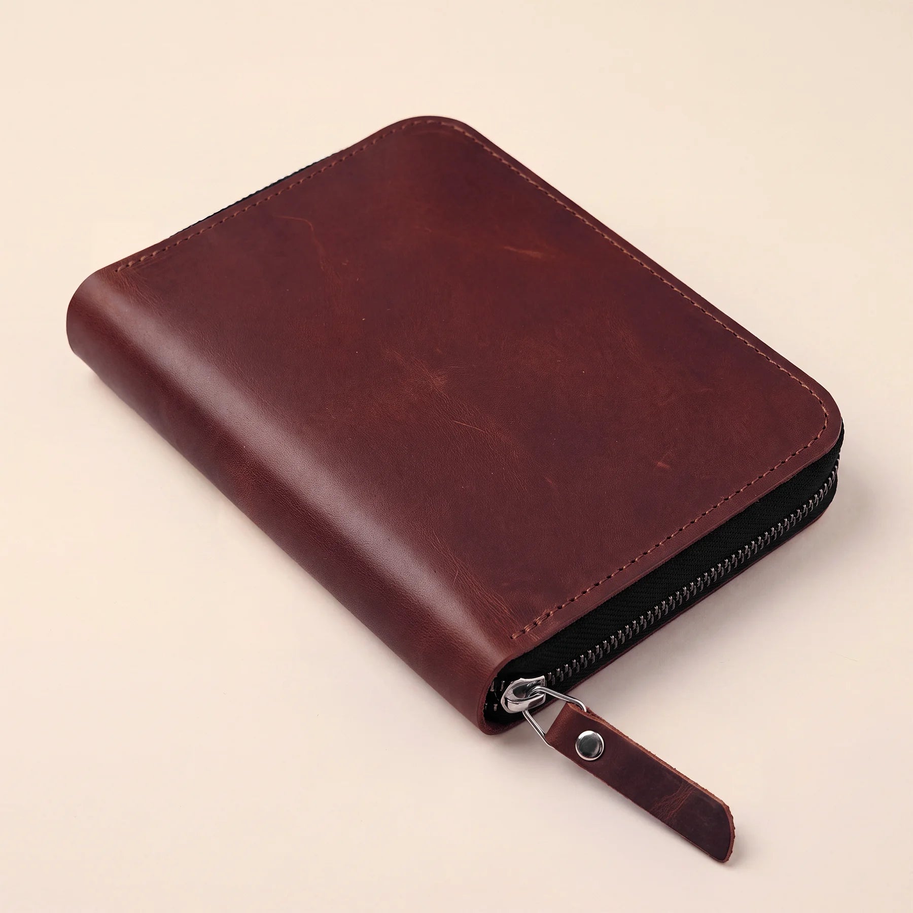 Genuine leather accessory case for writing supplies with practical zipper opening.
