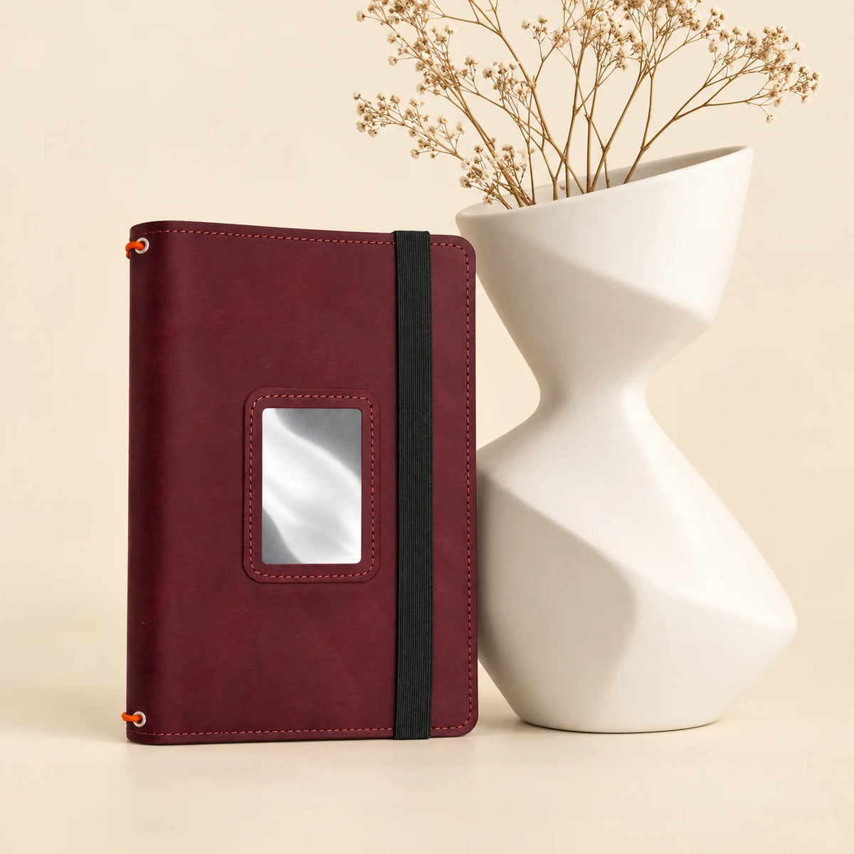 Leather notebook cover with three elastic bands and practical inner pockets for accessories.