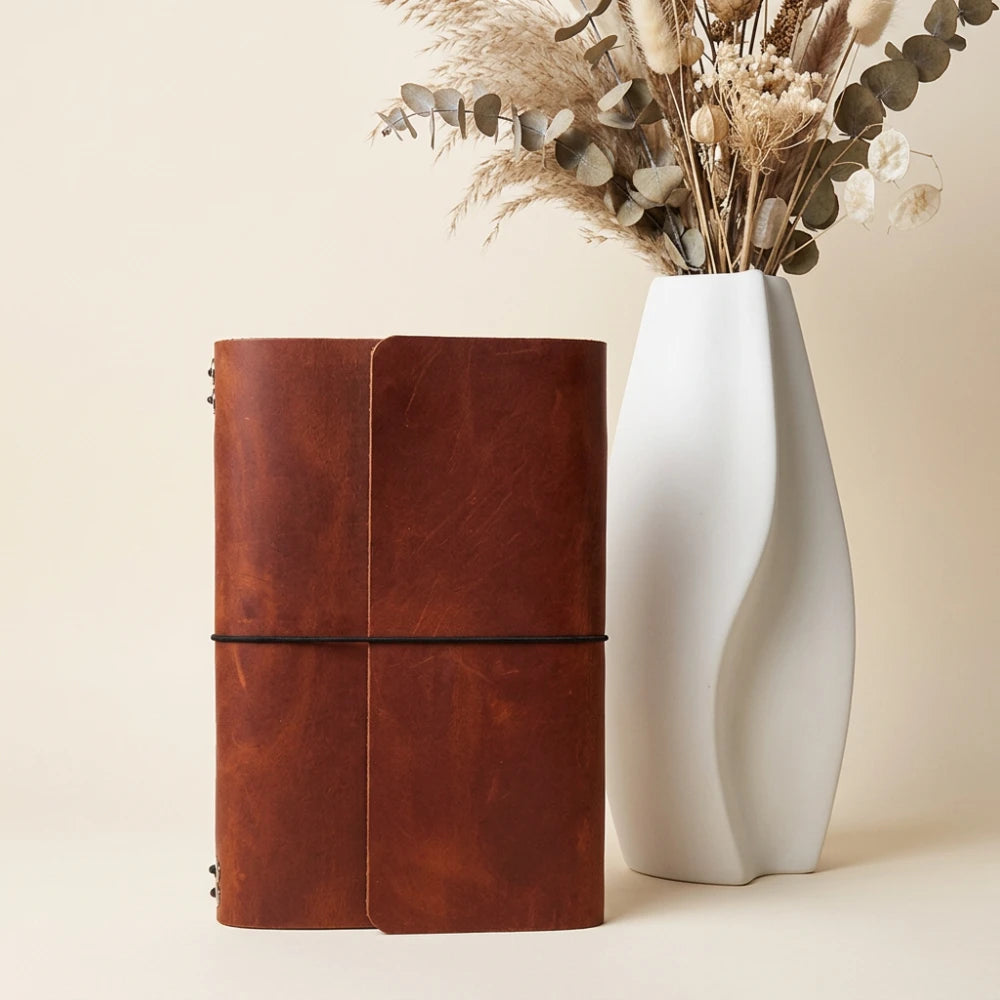 Compact leather notebook cover with six flexible bands and dedicated pen storage.