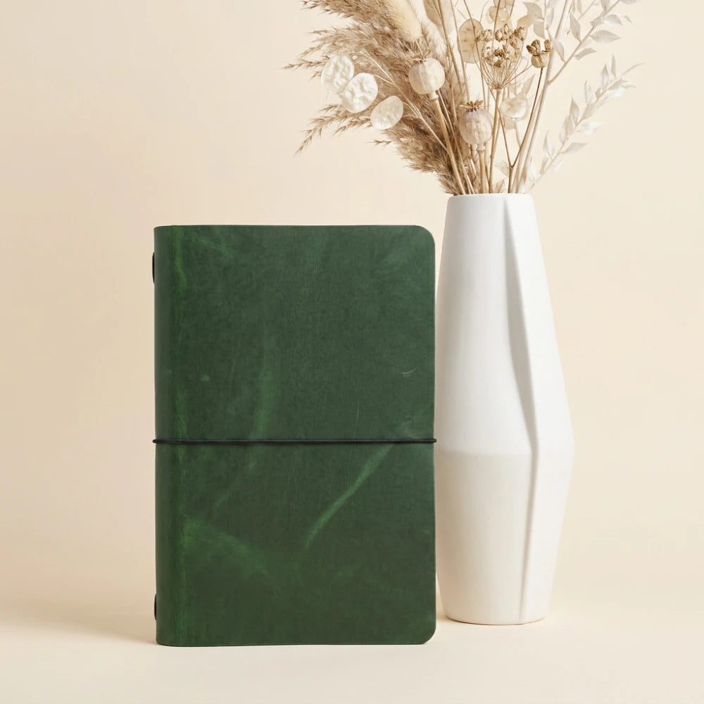 Minimal leather journal holder featuring one elastic loop and a streamlined interior.
