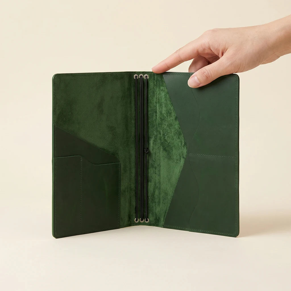 Durable leather notebook holder with organized compartments and elastic system.