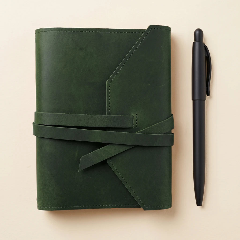 Leather notebook organizer with refillable design, elastic bands and pen loop.