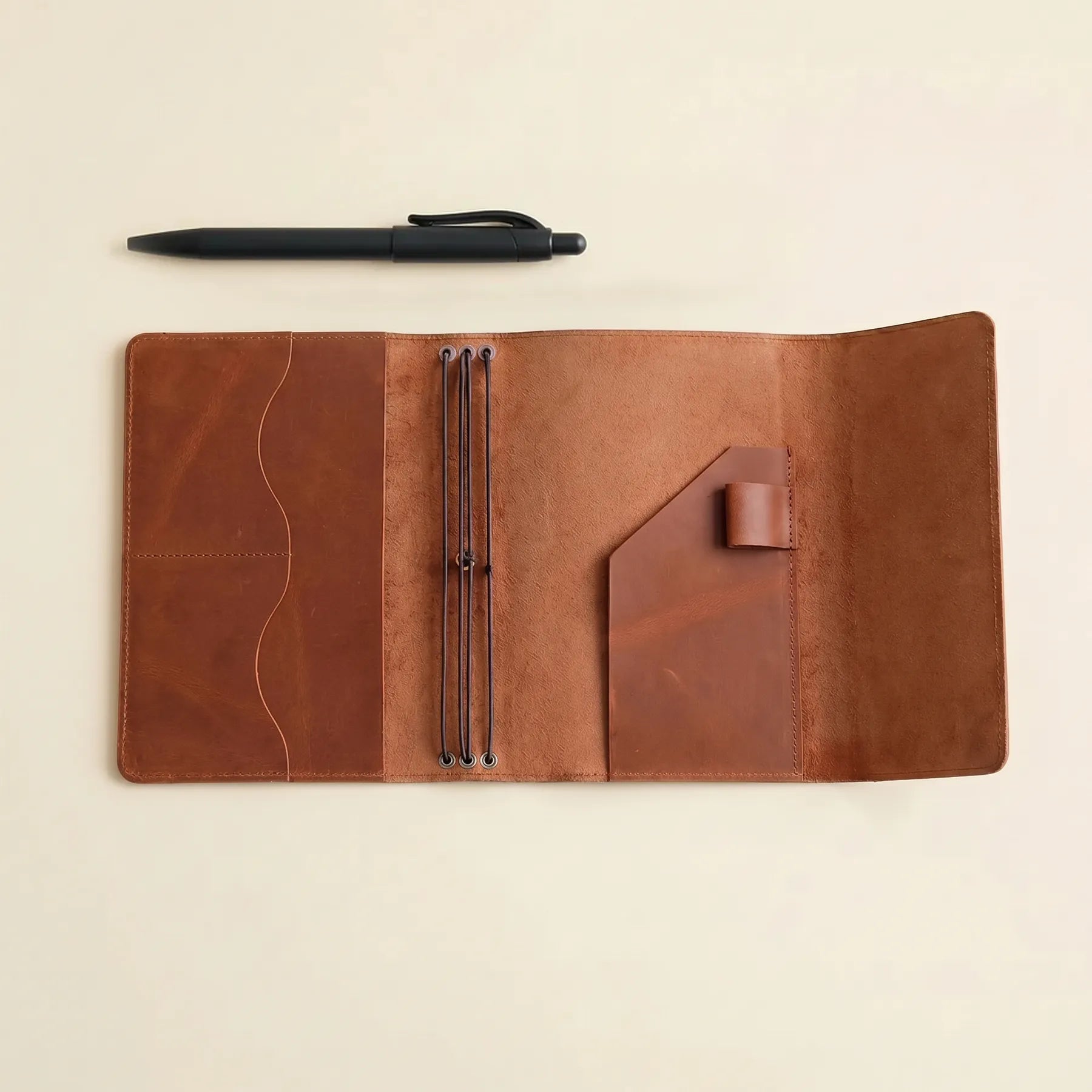 Leather notebook organizer designed with three elastics and practical compartments.